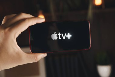 Tula Rusya 07.05.2020 Elma TV telefon ekranında erkeğin elinde..