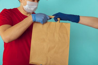 El işi çantasında yemek var. Kurye adam bir emir getirdi..