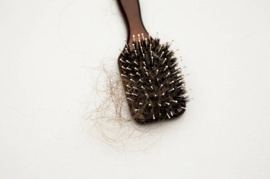 Beslenme eksikliği ve sağlık sorunları yüzünden saçlar dökülüyor. Saç dökülmesi konsepti