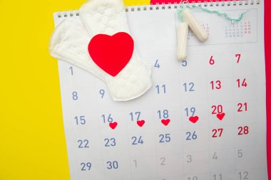 Pamuklu ped, hijyenik ped, kırmızı kalp. Kritik günler, kadın hijyen koruması.