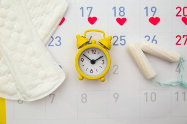 Hijyenik pedler, adet takvimi ve saatler. Adet dönemi ağrı kesici. Kadın hijyen ürünleri.