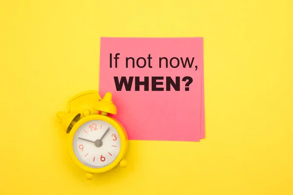 If Not Now When, text na růžové samolepce se žlutým alarmem stranou. Motivační a inspirující otázka — Stock fotografie