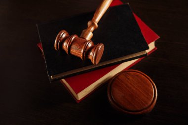 Yargı kütüphanesi masada. Tahta tokmak ve kitaplar..