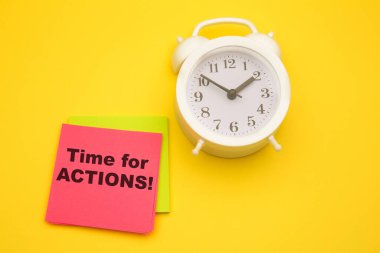 Harekete geçme zamanı, beyaz alarmlı pembe bir çıkartma yapıştırın. Motive edici ve ilham verici bir soru.