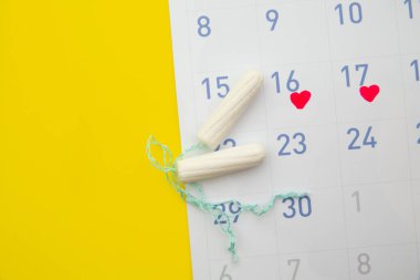 Pamuk tamponlu adet takvimi. Kadın kritik günleri, kadın hijyen koruma kavramı.
