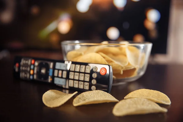 Snacks dan remote control Tv di meja. — Stok Foto