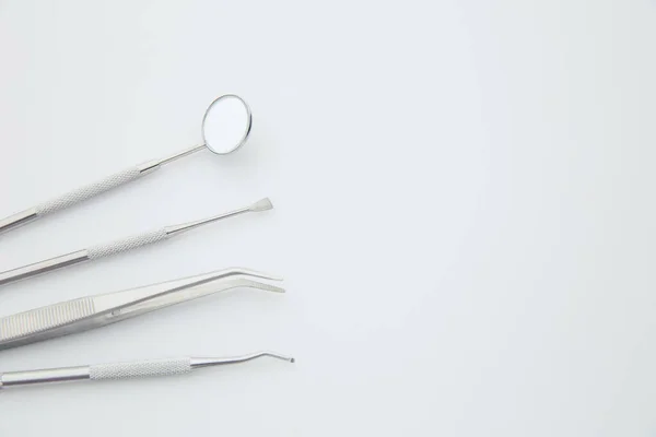 Grundläggande tandläkare verktyg isolerade på vit bakgrund. Tandvård och tandvård — Stockfoto