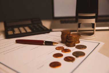Para biriktirme konsepti, grafik, bozuk para yığınları, çizelge ve kalem, kopyalama alanı. Seçici odak, klasik renk