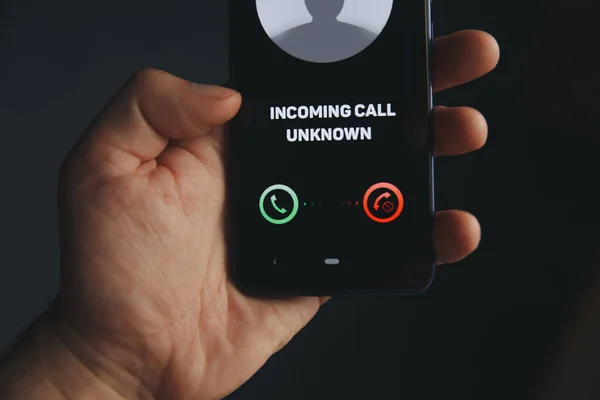 Número desconocido llamando en medio de la noche. Llamada de un extraño. Persona con móvil y smartphone en casa tarde . — Foto de Stock