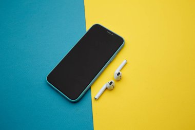 Tula Rusya 16.01.20: Apple AirPods Apple iPhone için kablosuz bluetooth kulaklıklar. Mavi arka planda New Apple Earpod 'ları. Boşluğu kopyala