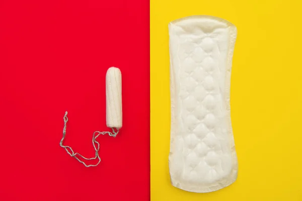 Vrouwen intieme hygiëne producten - sanitaire pad en tampon op kleurrijke achtergrond — Stockfoto