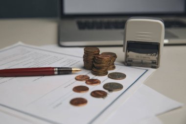 Para biriktirme konsepti, grafik, bozuk para yığınları, çizelge ve kalem, kopyalama alanı. Seçici odak, klasik renk