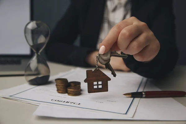 Cerca de casa de juguete de madera con mujer firma un contrato de compra o hipoteca para una casa, concepto de bienes raíces . —  Fotos de Stock