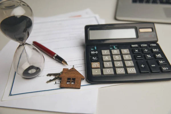 Chiavi su un contratto firmato di vendita di casa e penna — Foto Stock