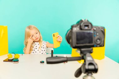 Şirin bir güzellik blogcusu. Video bloğu için kameranın önünde konuşan kız. Genç siyahi kadın blog yazarı olarak çalışıyor, internet için video dersi kaydediyor..