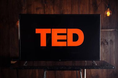 Tula, Rusya, 04 Mayıs 2020: Ted TV ekranındaki konuşmaları izole etti.