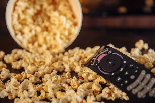 Rumah film di rumah dengan popcorn dan remote control. — Stok Foto