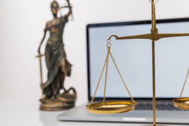 Yargıç Gavin ve Adalet Avukatları hukuk firmasının arka planında takım toplantısı yapıyorlar. Hukuk ve Hukuk Hizmetleri kavramları