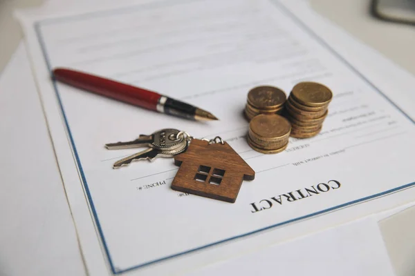 Klucze do podpisanej umowy sprzedaży domu i długopisu — Zdjęcie stockowe