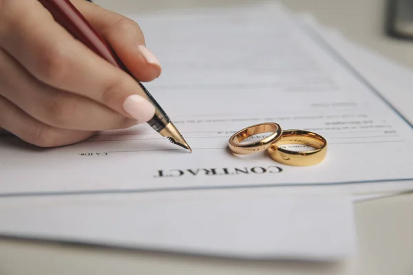 Mujer firmando contrato de matrimonio, primer plano — Foto de Stock