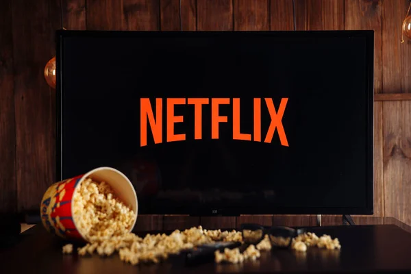 Tula, Russia, 04 Mei 2020: Netflix di layar TV. popcorn dan gelas. — Stok Foto