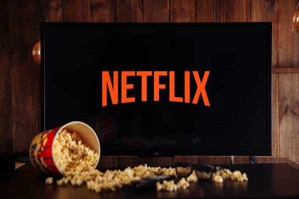 Tula, Rusya, 04 Mayıs 2020: Netflix TV ekranında. patlamış mısır ve gözlük.