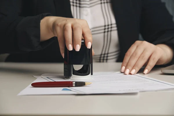 Acte notarié féminin, secrétaire d'entreprise, document officiel, validité — Photo