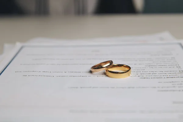Kobieta podpisująca umowę małżeńską, zbliżenie — Zdjęcie stockowe