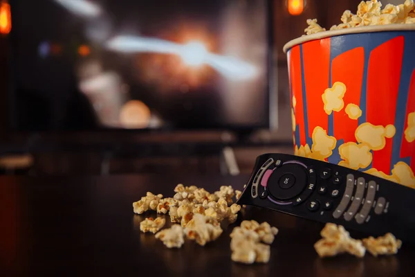 TV dengan teman-teman online konsep. Whatching film dan makan popcorn dalam mangkuk. — Stok Foto