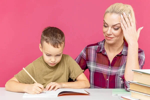 Çocuklu özel öğretmen evde ödev yapıyor.. — Stok fotoğraf