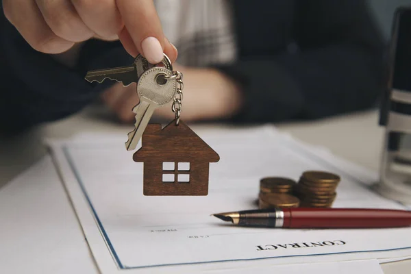 Cerca de casa de juguete de madera con mujer firma un contrato de compra o hipoteca para una casa, concepto de bienes raíces . — Foto de Stock
