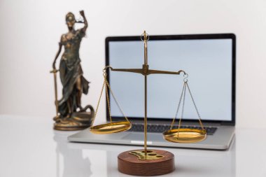 Yargıç Gavin ve Adalet Avukatları hukuk firmasının arka planında takım toplantısı yapıyorlar. Hukuk ve Hukuk Hizmetleri kavramları