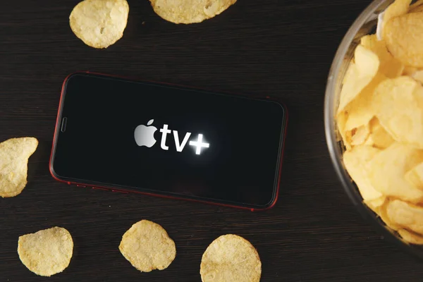 Tula Russia 07.05.2020 Apple TV di layar telepon terisolasi. — Stok Foto