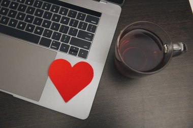 Masada kırmızı kalpli bilgisayar var.