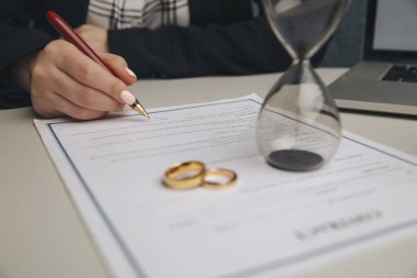 Karı-koca, boşanma, boşanma, fesih, iptal, yasal boşanma belgeleri, boşanma evrakları ya da avukatın hazırladığı evlilik öncesi anlaşma. Evlilik yüzüğü.
