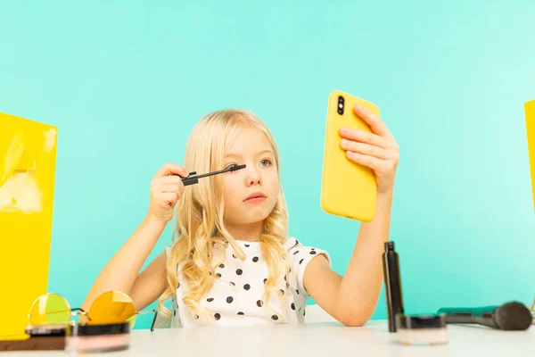 여자 애가 vlog 를 찍으려고 카메라로 화장을 하고 있어. 블로거로 일하면서 인터넷용 비디오 테 잎을 녹음하는 모습. — 스톡 사진