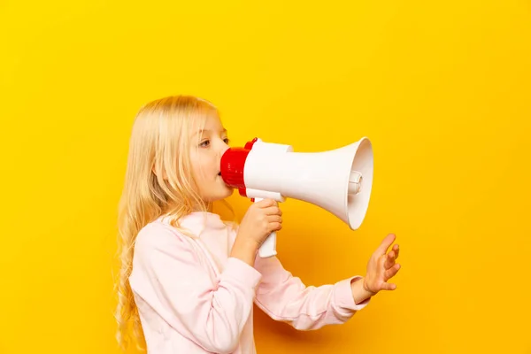 Hij schreeuwde door de megafoon. Communicatieconcept. gele achtergrond als kopieerruimte voor uw tekst — Stockfoto