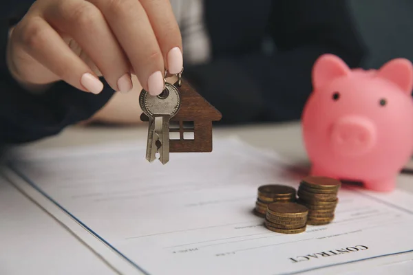 Zamknij drewniany dom zabawki z kobietą podpisuje umowę kupna lub hipoteki na dom, Koncepcja nieruchomości. — Zdjęcie stockowe