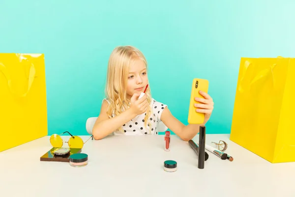 Menina feliz em casa falando na frente da câmera para vlog. Kid trabalhando como blogueiro, gravando vídeo tutorial para Internet . — Fotografia de Stock