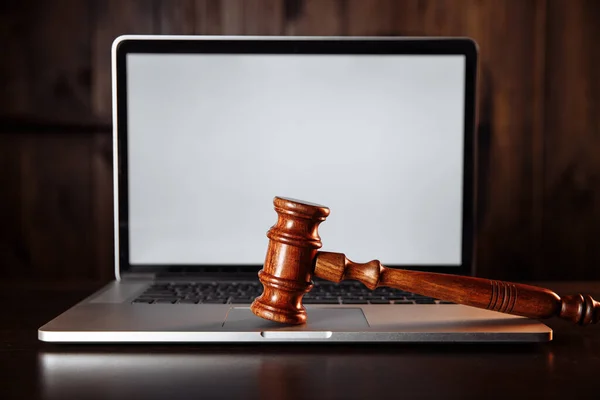 木製の裁判官は、コンピュータのキーボードにギャップ.サイバー法と犯罪インターネットの概念 — ストック写真