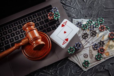 Yargıç Tokmak, para banknotları ve bilgisayar klavyesinde kart oynamak, online kumar konseptinin yasal kuralları.