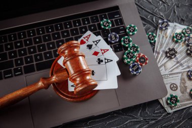 Hakimler tahta tokmak, poker fişleri ve iskambil kağıtları. Hukuk kavramı ve kumar yönetmeliği