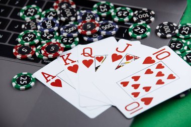 Kumarhane fişlerinin dizüstü bilgisayarda birikmesi ve kart oynaması farklı şeylerdir. Oyunda oyna ve kazan.