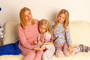 Annesiyle ödev yapan küçük bir okul çocuğu, aile içi işbirliği, ebeveynlik.