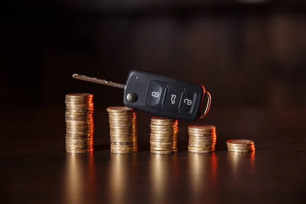 Chave do carro e moedas em fundo de madeira, foto conceito para a indústria de finanças de carro — Fotografia de Stock