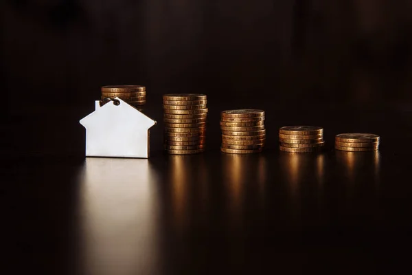 Concepto hipotecario. Mini casa y dinero — Foto de Stock