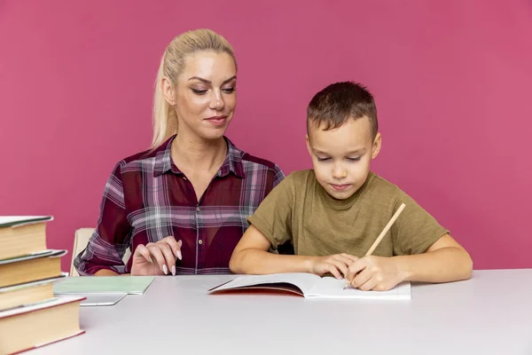 母は息子が家で勉強するのを手伝う。隔離のため閉校. — ストック写真