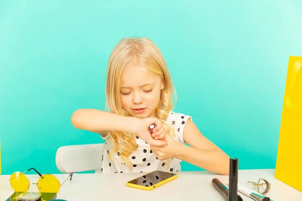 Gelukkig meisje thuis die voor de camera spreekt voor vlog. Klein kind werkt als blogger, video-tutorial opnemen voor internet. — Stockfoto