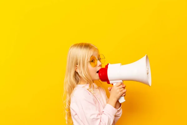 Hij schreeuwde door de megafoon. Communicatieconcept. gele achtergrond als kopieerruimte voor uw tekst — Stockfoto