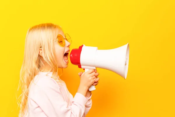 Miúdo a gritar através do megafone vintage. Conceito de comunicação. Fundo azul céu como espaço de cópia para o seu texto — Fotografia de Stock